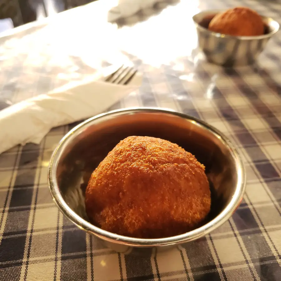 Supplì fritto su tovaglia a quadri