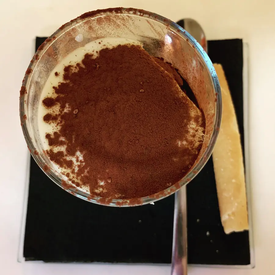 Tiramisù in coppa con cacao