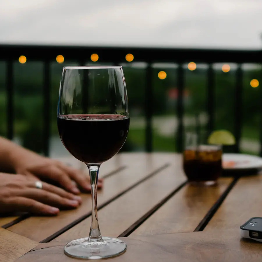 Calice di vino rosso su un tavolo all'aperto